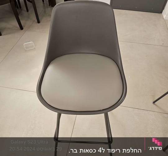 כיסא עם ריפוד אפור על רצפה בהירה
